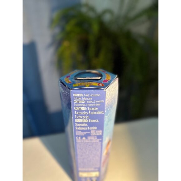 Disney Frozen Elsa Spin & Reveal Doll With Accessories & Stickers BRAND NEW - Picture 3 of 4